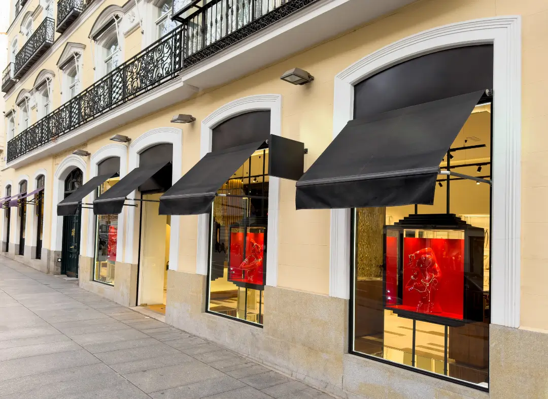 Façade vitrine de magasin en aluminium sur mesure à Jargeau